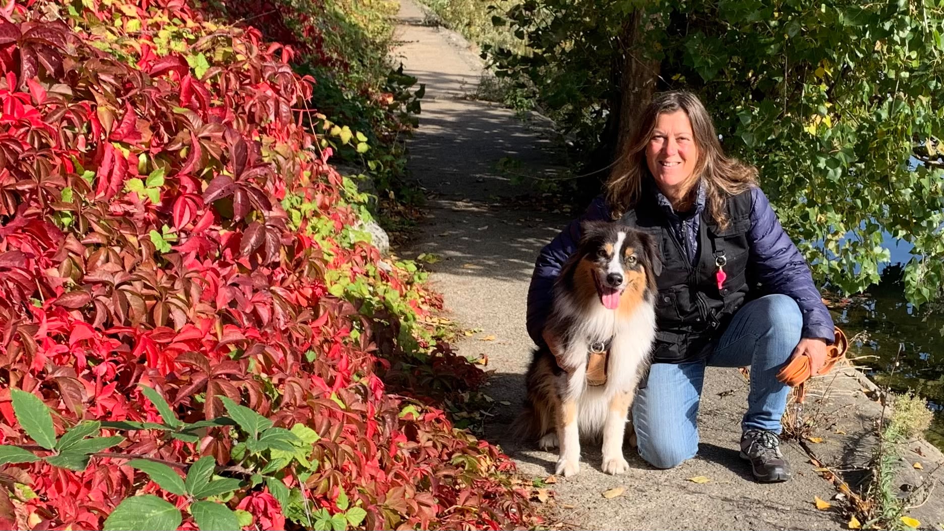 Stéphanie Englebert avec son chien dans un jardin